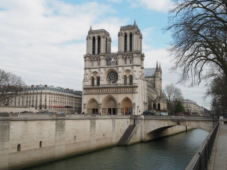 Balade autour de Notre-Dame de Paris : un parcours entre patrimoine et poésie
