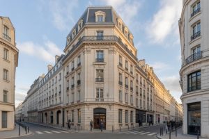 Saint Laurent Champs Elysées : plongée dans l’univers mode et design de l’adresse emblématique