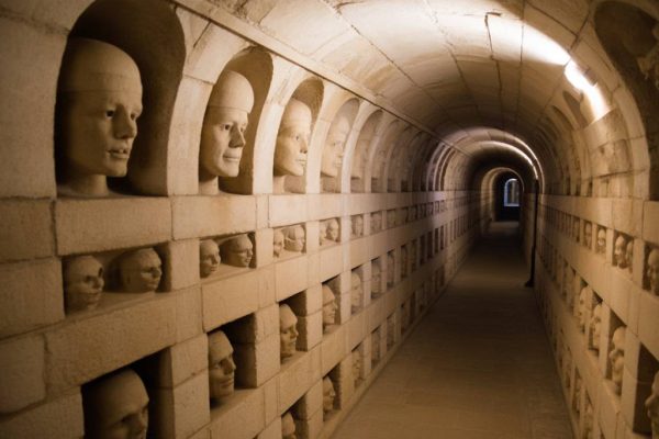 Catacombes de paris visites : histoire, accès et conseils pour une plongée au cœur de l’ossuaire