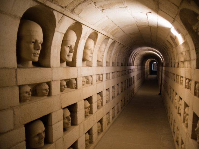 Catacombes de paris visites : histoire, accès et conseils pour une plongée au cœur de l’ossuaire