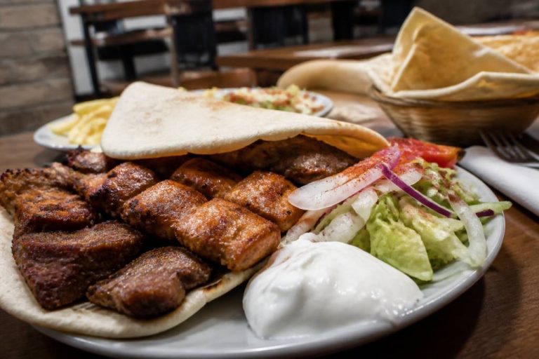 Grillé kebab à Paris : adresses, recettes et conseils pour le déguster