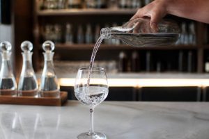 Bar à eaux paris : les adresses insolites pour déguster des eaux d’exception