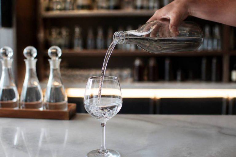 Bar à eaux paris : les adresses insolites pour déguster des eaux d’exception