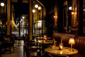 Café ouvert 24 24 Paris : les meilleures adresses où boire un verre à toute heure