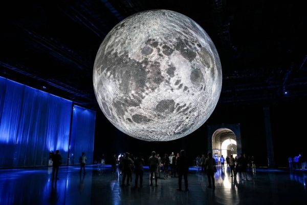 Museum of the Moon à Paris : une installation artistique spectaculaire à découvrir