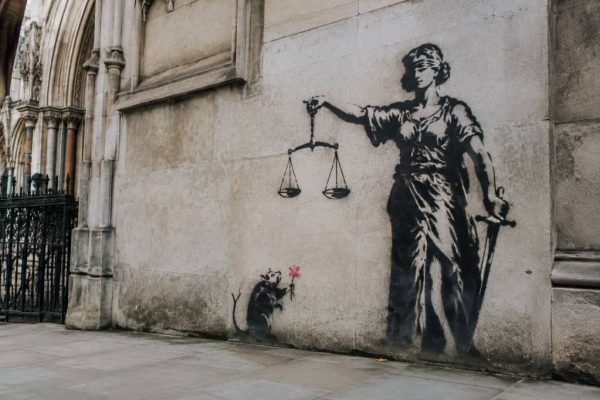 Banksy aux Royal Courts of Justice à Londres : une œuvre qui interroge la justice britannique