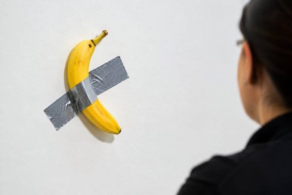 Banane accrochée au mur : l’œuvre qui interroge le monde de l’art contemporain
