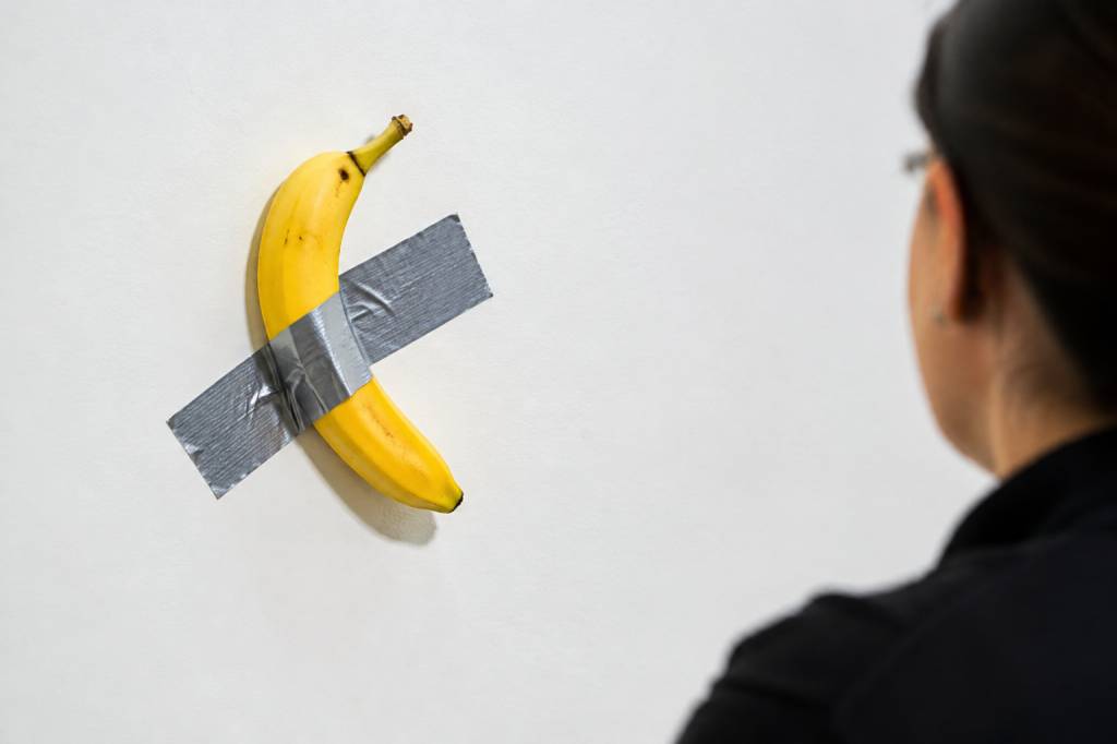 Banane accrochée au mur : l’œuvre qui interroge le monde de l’art contemporain