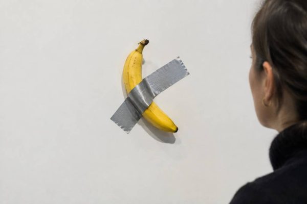 Banane scotchée : comprendre l’œuvre qui interroge l’art contemporain